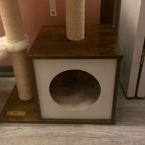 What I’m selling is a small cat tree.